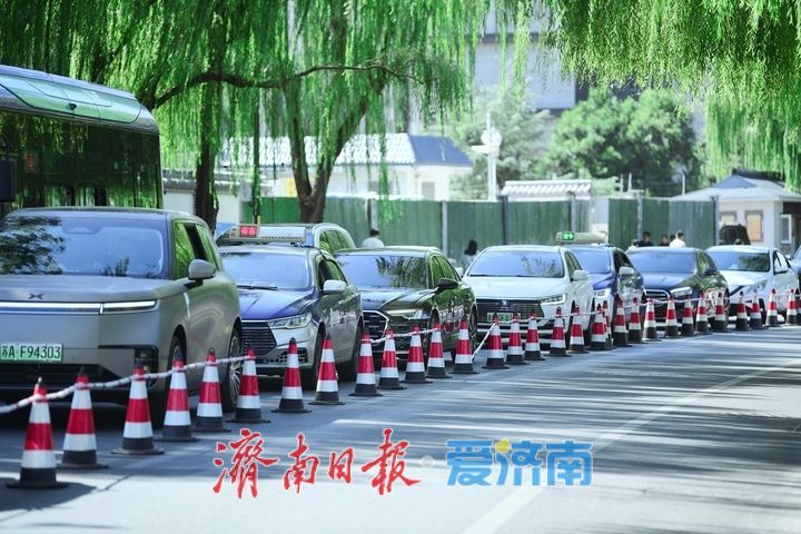 请注意，大明湖路这几天临时实施单向通行