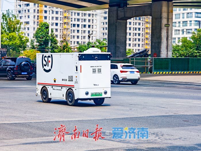 “白胖科技小哥”上岗！顺丰无人车驰骋街头，24小时不间断送快件