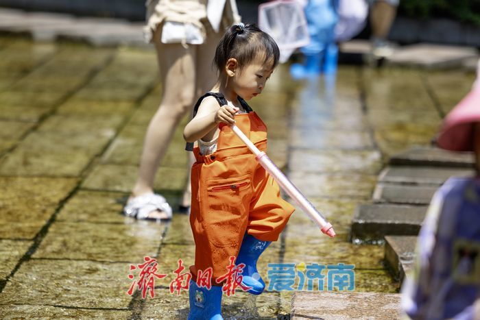 泉畔纳凉童趣浓！济南五龙潭濂轩戏水区成夏日亲子乐园