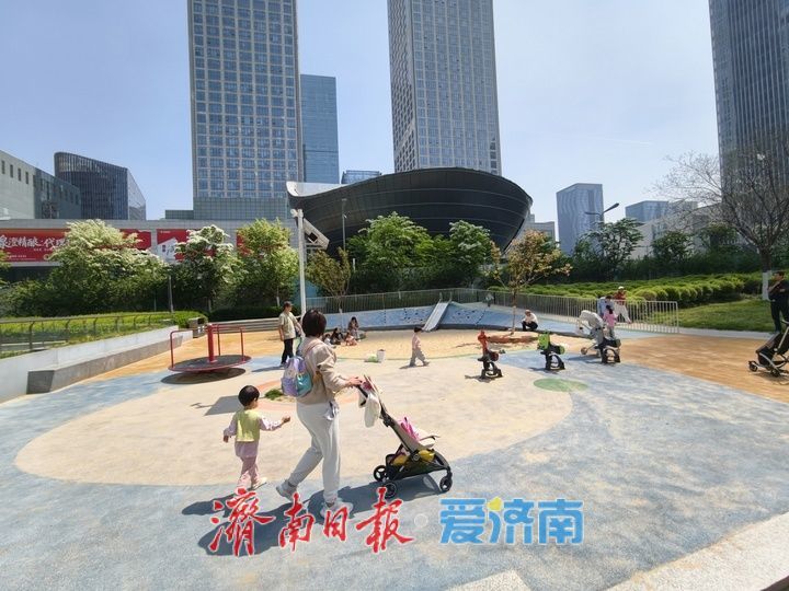 一年四季 泉在济南丨泉城春日好风光，市民绸带公园享惬意