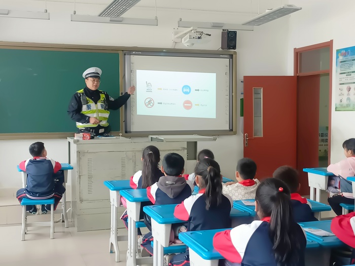 起步区司佳小学举行交通安全进校园活动