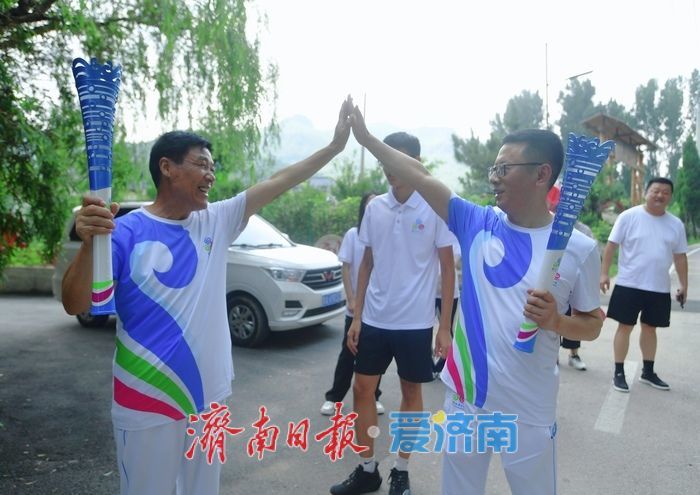 泉源之光 跃动泉城 2025济南国际泉水节“泉炬”传递首站南山启程