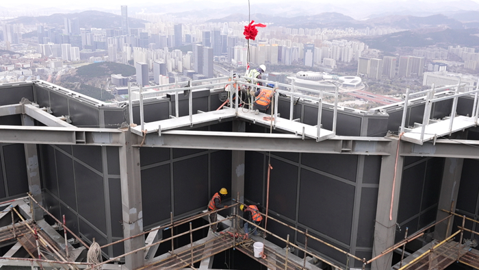 “山”势已成，绿地山东428米超高层全面封顶，刷新齐鲁天际线