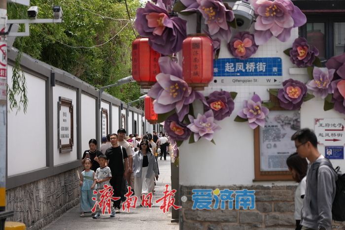 泉韵老街醉游人
