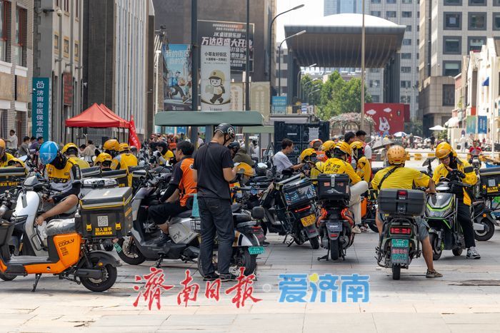 正午十点的民康里：高温炙烤下，步行街里的 “骑手港湾”