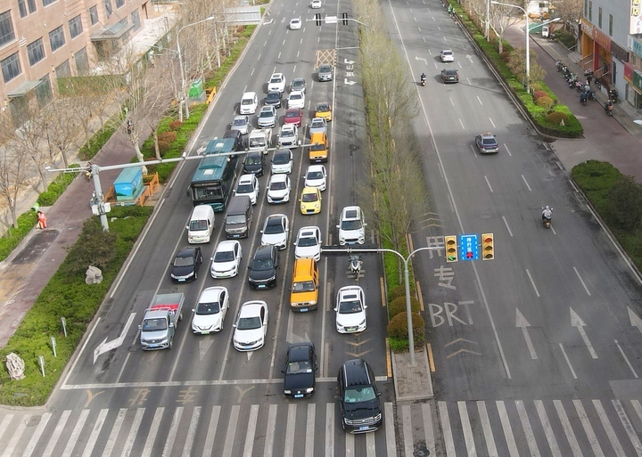 济南市启用首条内嵌式左转车道 经七纬十二路口左转车辆通行能力大幅提升