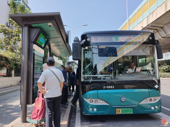 十二年温情穿山路 十米车厢载乡情——济南公交K121路驾驶员与乘客的“家人之约”