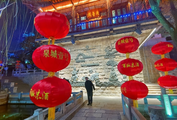 大红灯笼高高挂，浓浓年味扑面来