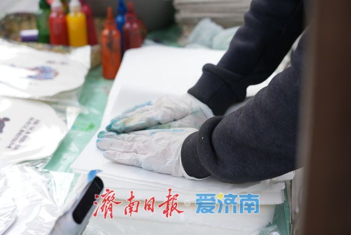 非遗漆扇吸睛引游人 感受中式美学的独特魅力