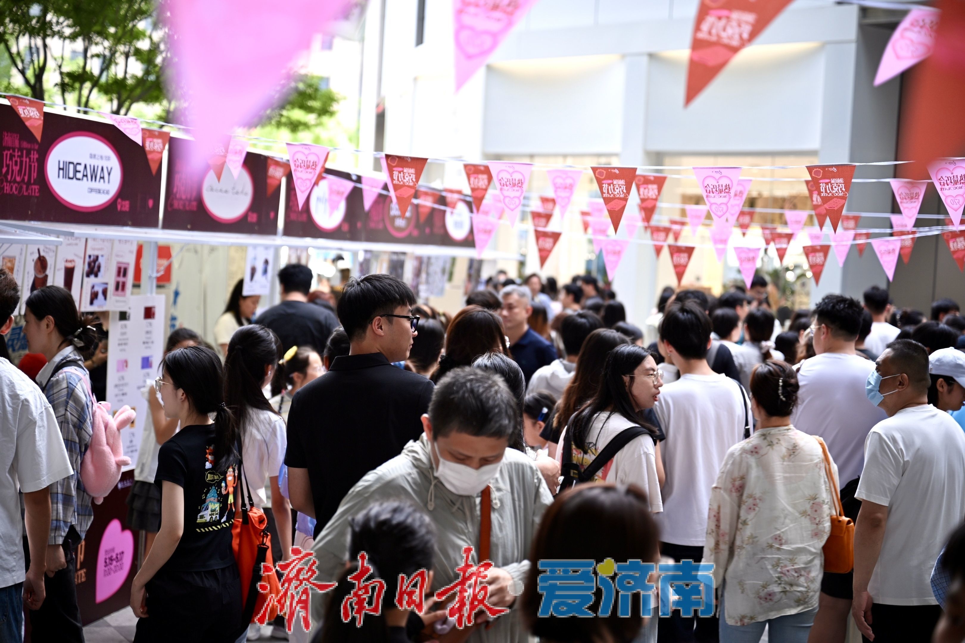 “甜蜜经济”激活商圈 济南首届巧克力节周末人气爆棚