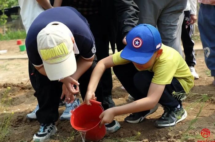 “春日‘研’途拾趣，农场躬耕成长” 历下区龙鼎实验学校一年级三班开展劳动实践研学活动