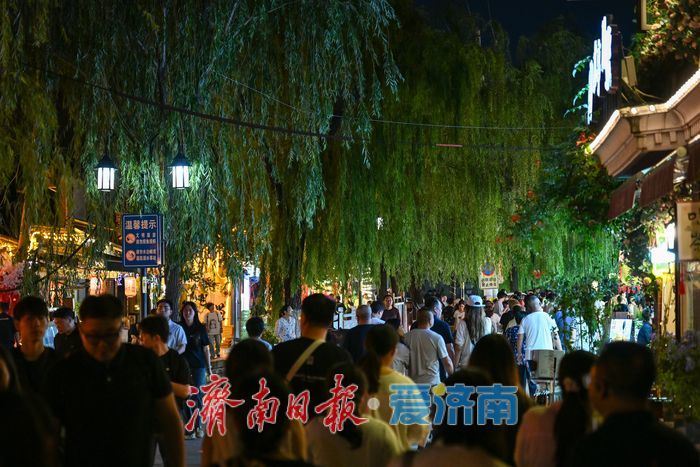 一年四季 泉在济南｜晚风送爽，夏夜曲水亭街成汉服打卡地