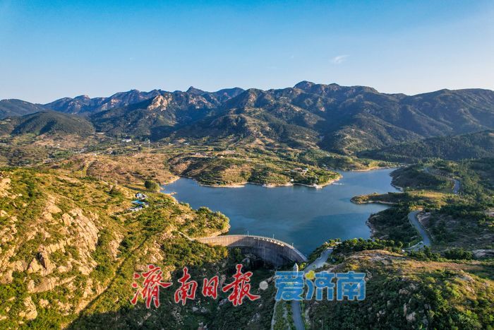 一年四季 泉在济南丨秋韵漫染莲花山 青山碧水铺展生态画卷