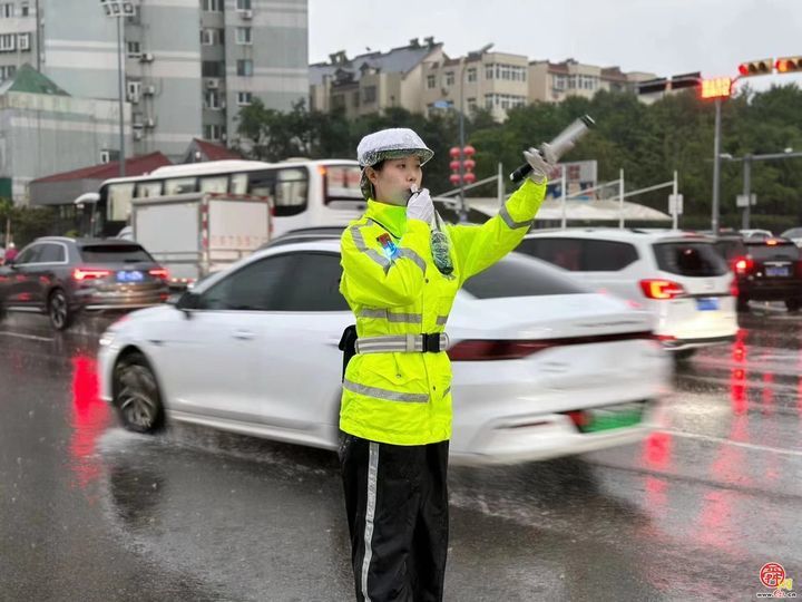 晚高峰遭遇强降雨 济南交警执勤警力提前到岗，确保通行秩序