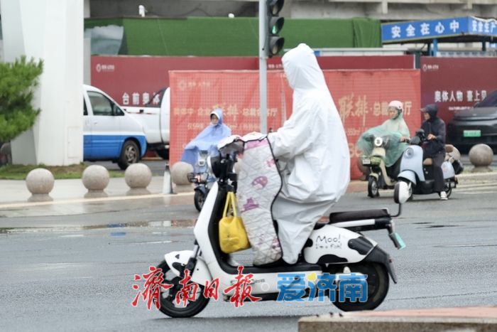 济南早高峰雨势减弱，出行压力降低