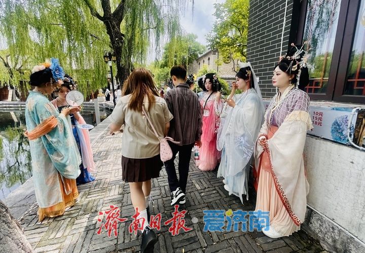打卡热：游人如织秩序井然，古韵老街尽显文明风尚