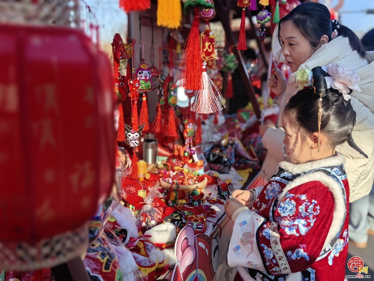 【网络中国节·春节】泉在济南过大年｜济南明湖市集火热进行中 “城湖一体”展现泉城新魅力