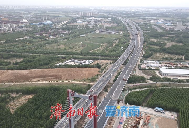 京台高速黄河特大桥主桥铺装接近尾声