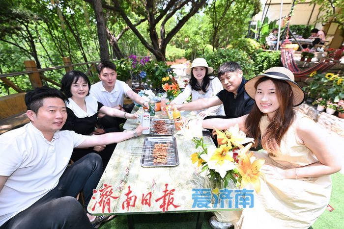 藏翠群山纳清凉！ 红叶谷打造夏日露营新体验