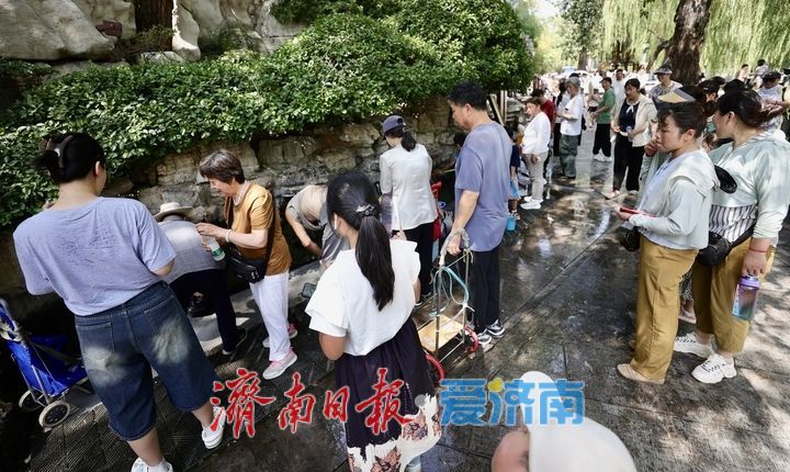 济南持续高温 游客黑虎泉畔亲泉纳凉