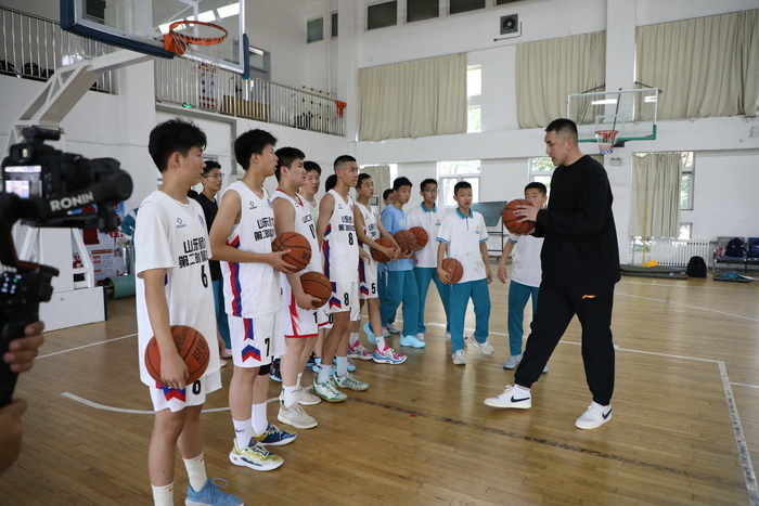山东男篮球员回母校为班级联赛开球