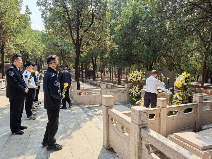 清明祭英烈 初心映初心——济南公交西部分公司祭扫无名烈士纪念碑