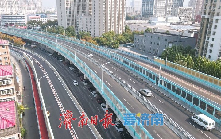 为行车安全加“锁”，济南纬六路高架路防撞护栏全面升级