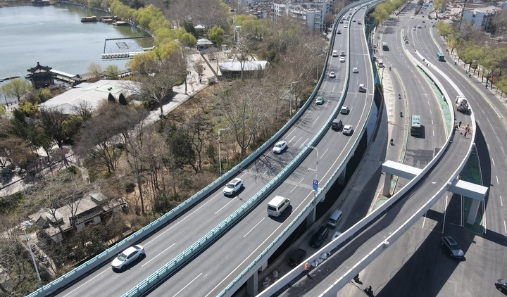 济南顺河高架路经一路新建匝道铺设首层沥青路面