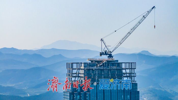 项目强省会｜苍穹为幕，428米 济南第一高与泰山罕见同框