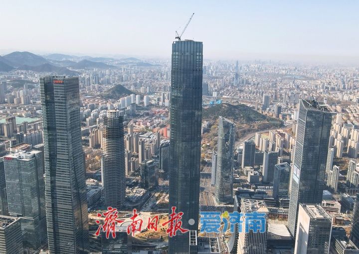 项目强省会｜济南“第一高”塔冠二层单元体幕墙安装近半