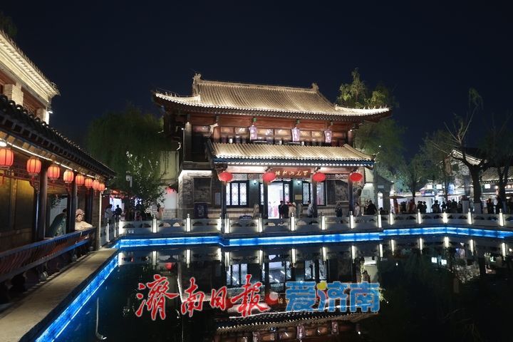 假期古城 越夜越精彩