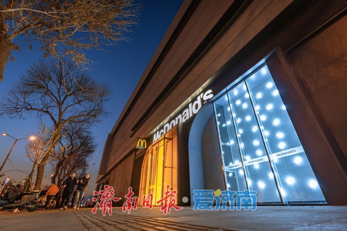 一年四季 泉在济南丨济南泉城广场夜景美轮美奂，灯光织就都市繁华