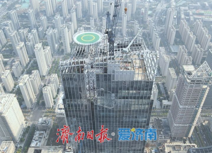 项目强省会｜济南CBD信泰中心主塔楼塔冠幕墙挂装计划11月上旬完工