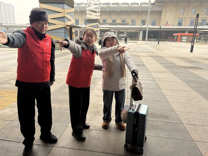 志愿红映亮回家路 济南西站公交枢纽春运服务暖泉城