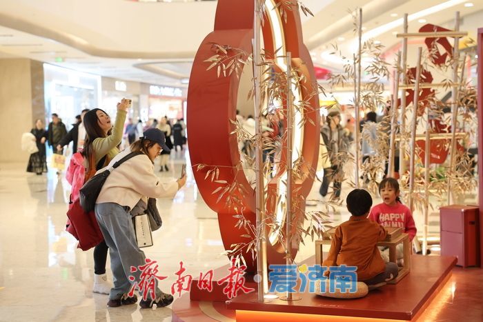 泉城年味气氛组已就位，是“蛇”候过年啦！