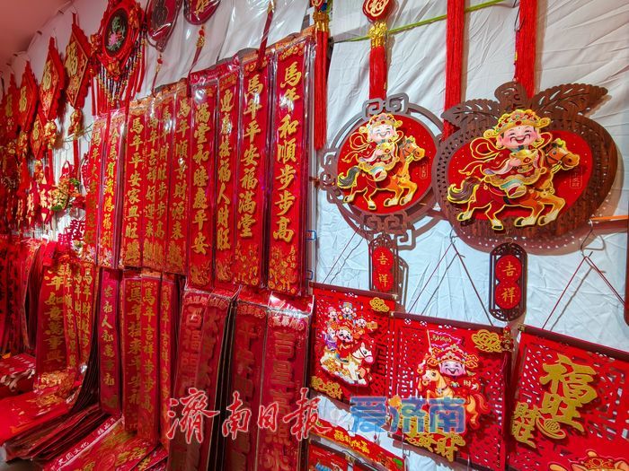 “马”上到！济南街头年味浓，“马”元素商品走俏