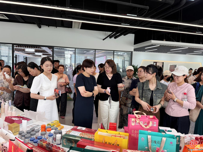 带货女主角 按下“体验键” 兴福街道助力宝妈探索电商主播新途径