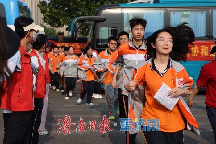 高考首日，济南考生信心满满走进考点