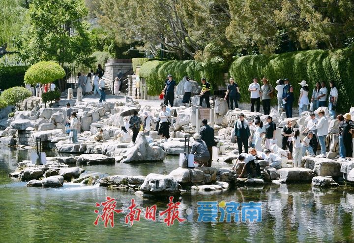 “五一”假期最后一天迎“立夏” 济南护城河畔变“天然空调房”