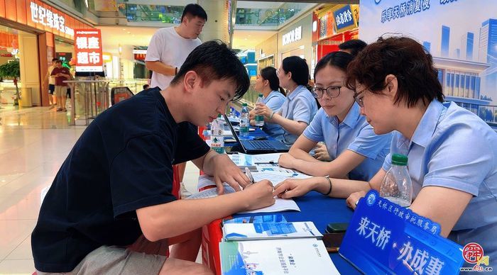 逛街顺便办个证？天桥“政务夜市”再出摊，商户直呼“太方便了”