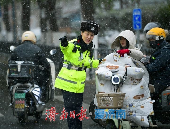 济南迎2025年冬日首场降雪，“警花”雪中绽放