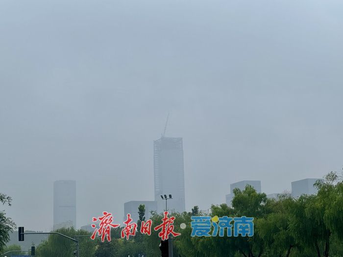 一年四季 泉在济南丨秋雨绵绵，济南CBD高楼若隐若现
