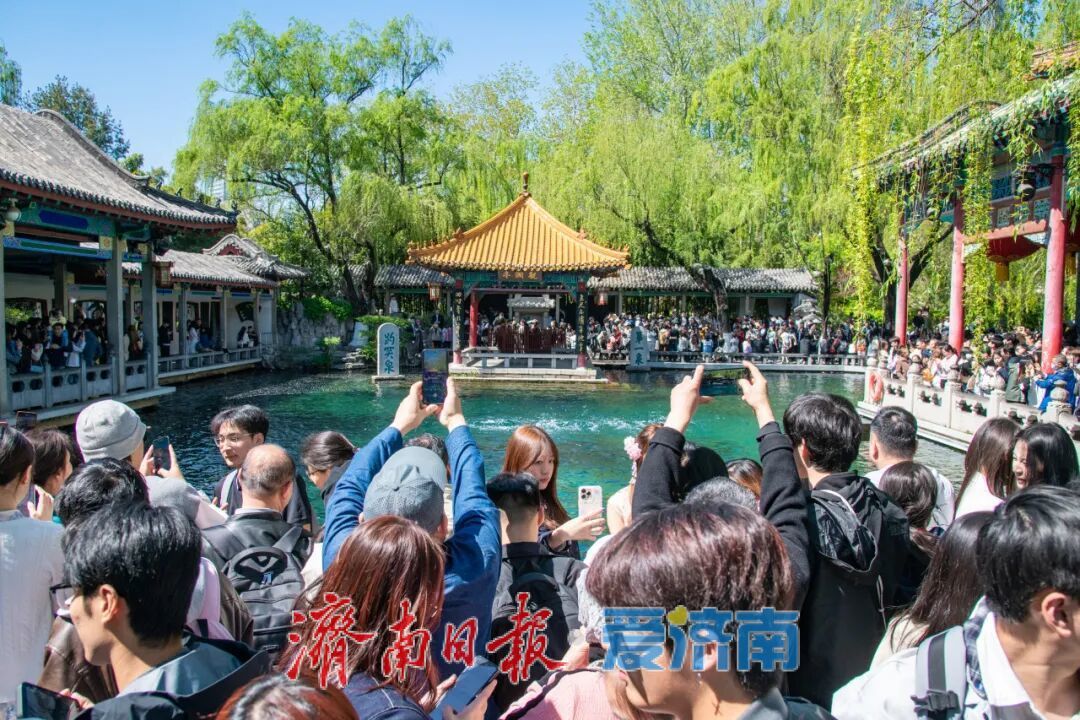 天下第一泉风景区清明假期人气爆棚，千年泉韵绽风华