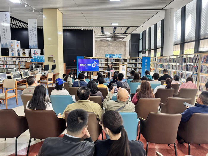 想要当博主的注意啦！济南“YEAH归人”泉民夜校短视频运营讲座开讲