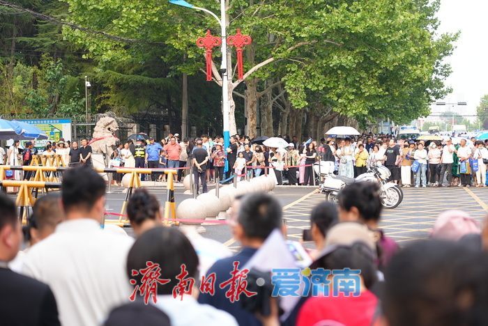 场内笔耕逐梦 场外守盼陪“烤”