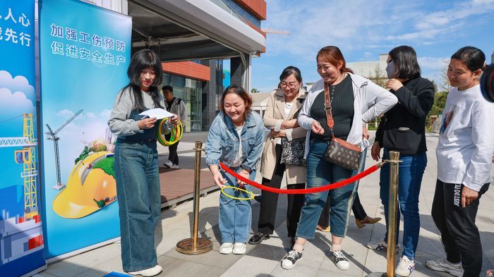 在游戏、体验中学习工伤知识 2024济南市工伤预防宣传培训活动走进文苑社区书苑广场