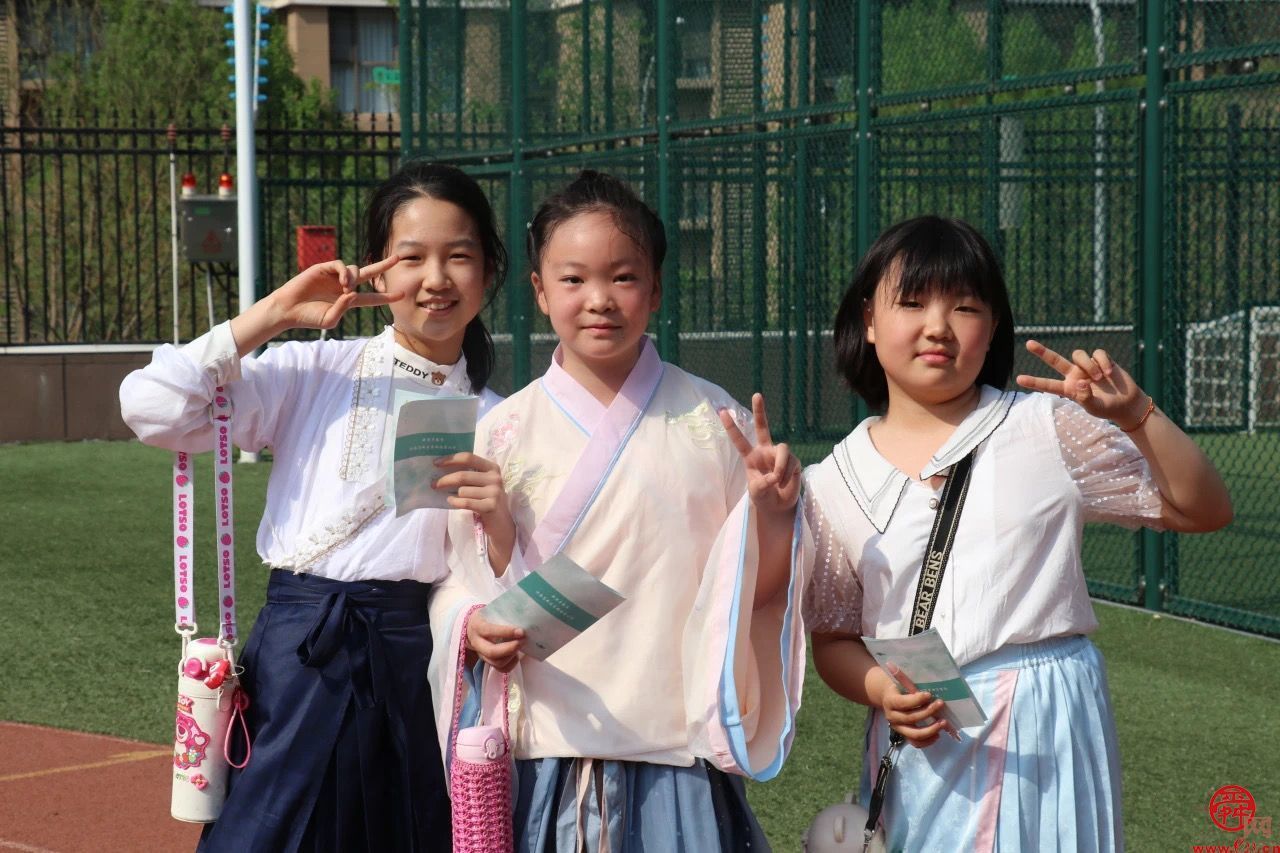 悠悠霓裳 华夏风雅——济南高新区东城逸家小学举办首届“传承华夏 弘扬文明”中国华服日活动