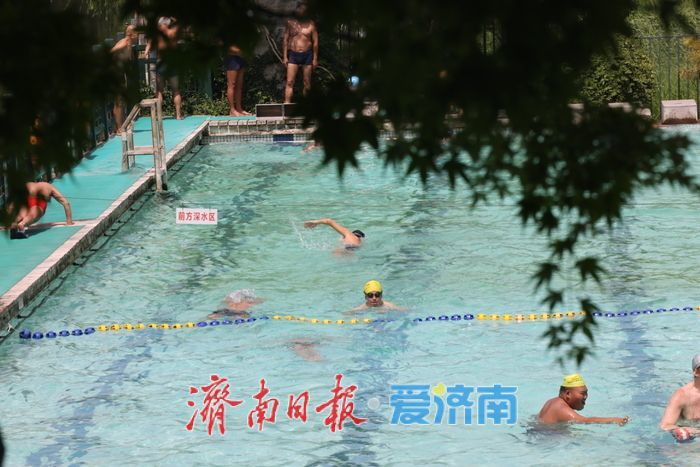 立夏至气温升 泉水浴场纳清凉