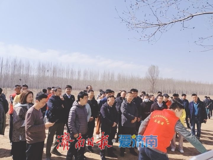 济南市开展校友林植树活动