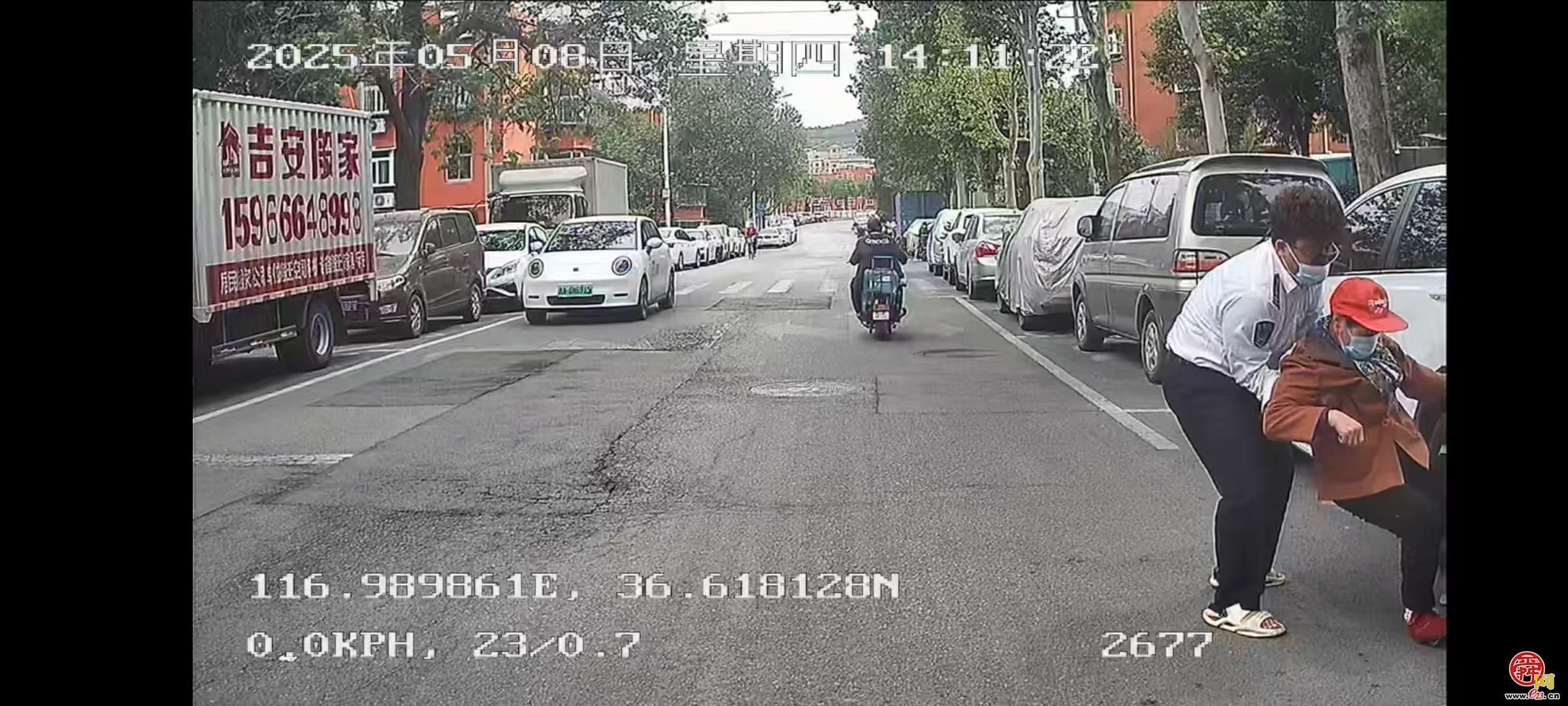 济南老人路边不慎摔倒，公交司机紧急救助
